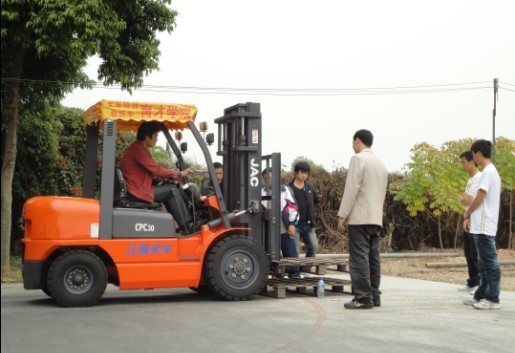 东莞广州叉车考证培训到哪里好？ 育才最好叉车培训培训基地