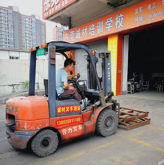 东莞麻涌叉车培训基地，专业教学师资